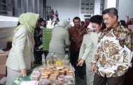 DHARMAYUKTI KARINI ADAKAN BAZAR DAN SEMBAKO MURAH