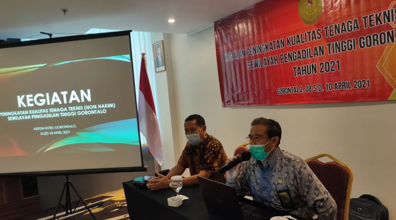 Wakil Ketua Pengadilan Tinggi Gorontalo Menutup Kegiatan Peningkatan Kualitas Tenaga Teknis (Non Hakim) Se-Wilayah Pengadilan Tinggi Gorontalo