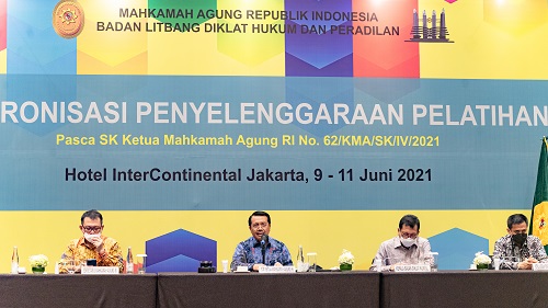 MERESMIKAN ACARA DIKLAT, KETUA MAHKAMAH AGUNG INGATKAN PESERTA AGAR TAK ABAI TERHADAP VIRUS CORONA