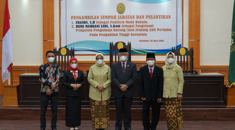 Pengambilan Sumpah Jabatan dan Pelantikan Panitera Muda Hukum dan Fungsional Pengelola Pengadaan Barang/Jasa Ahli Pertama pada Pengadilan Tinggi Gorontalo