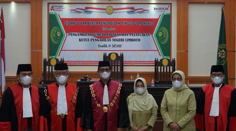 Sidang Luar Biasa Pengadilan Tinggi Gorontalo dalam Acara Pengambilan Sumpah dan Pelantikan Ketua Pengadilan Negeri Limboto
