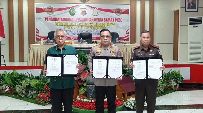 Penandatanganan Perjanjian Kerja Sama (PKS) antara Polda Gorontalo, Pengadilan Tinggi Gorontalo, dan Kejaksaan Tinggi Gorontalo tentang Penegakan Hukum Di Bidang Lalu Lintas Secara Electronic (ETLE)