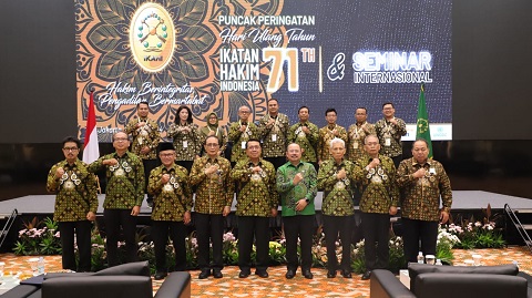 DI USIA KE 71 HAKIM INDONESIA SEMAKIN MEMANTAPKAN EKSISTENSI DALAM MEWUJUDKAN BADAN PERADILAN YANG AGUNG