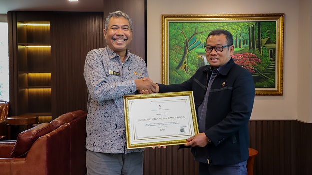 SEKRETARIS MAHKAMAH AGUNG MENERIMA PIAGAM PENGHARGAAN PENERAPAN SISTEM MERIT PENGISIAN JABATAN PIMPINAN TINGGI 2023