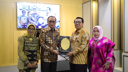 MAHKAMAH AGUNG MELEPAS PROF. SYARIFUDDIN SEBAGAI KETUA MAHKAMAH AGUNG KE-14 MAHKAMAH AGUNG MELEPAS PROF. SYARIFUDDIN SEBAGAI KETUA MAHKAMAH AGUNG KE-14
