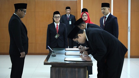 SEKRETARIS MAHKAMAH AGUNG AMBIL SUMPAH PEJABAT FUNGSIONAL PRANATA KOMPUTER