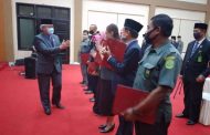 Ketua Pengadilan Tinggi Gorontalo Menyerahkan Piagam Satya Karya Sewindu dan Piagam Satyalancana Karya Satya kepada Hakim Tinggi dan ASN pada Pengadilan Tinggi Gorontalo
