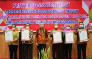 Penyerahan Sertifikat Akreditasi Penjaminan Mutu (APM)