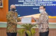 SEKRETARIS MAHKAMAH AGUNG TERIMA AKREDITASI PENYELENGGARA PENILAIAN KOMPETENSI TAHUN 2021