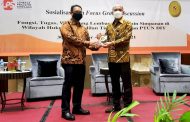 KEPALA BIRO HUKUM DAN HUMAS MENYAMPAIKAN MATERI DI ACARA SOSIALIASI DAN FGD TENTANG LPS