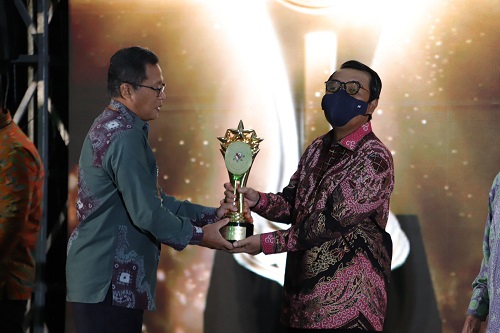 KETUA MA MEMBERIKAN PENGHARGAAN PENINGKATAN KINERJA BADAN PERADILAN UMUM