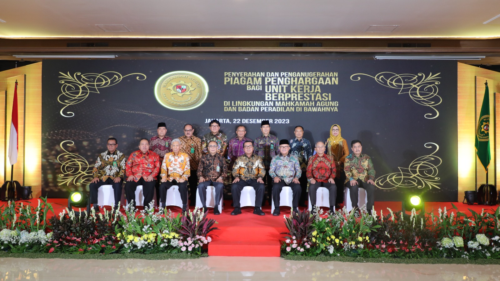 KETUA MA MENYERAHKAN DAN MENGANUGERAHKAN PIAGAM PENGHARGAAN BAGI UNIT KERJA BERPRESTASI DI LINGKUNGAN MAHKAMAH AGUNG DAN BADAN PERADILAN YANG BERADA DI BAWAHNYA