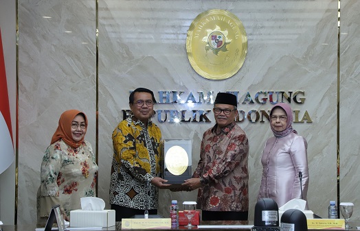 KETUA MAHKAMAH AGUNG MELEPAS AMRAN SUADI, KETUA KAMAR AGAMA YANG HUMORIS DAN SUKA MENULIS SYAIR LAGU