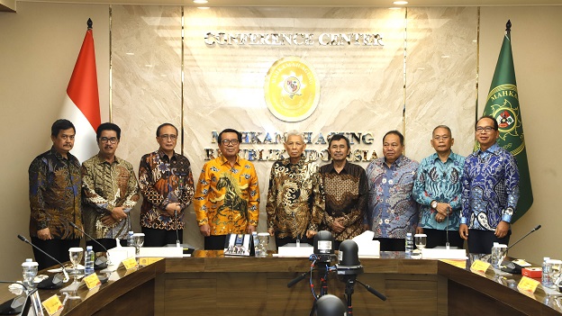 KETUA MAHKAMAH AGUNG MELEPAS KETUA KAMAR PEMBINAAN PROF. TAKDIR RAHMADI DAN HAKIM AGUNG IS SUDARYONO