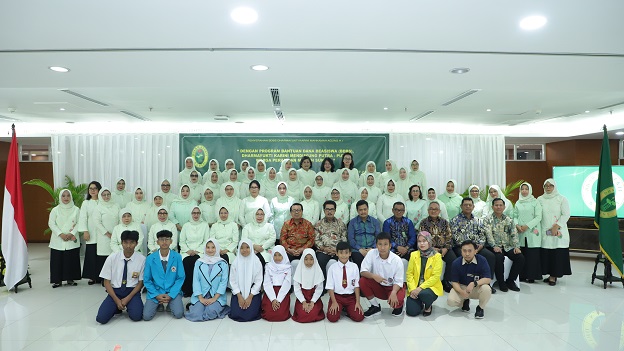 PENYERAHAN BANTUAN DANA BEA SISWA OLEH DHARMAYUKTI KARINI KEPADA 617 PUTRA PUTRI WARGA PERADILAN