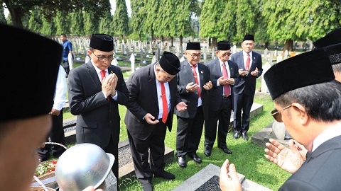 SYUKURI USIA KE-72, IKAHI LAKSANAKAN ZIARAH DAN TABUR BUNGA DI TMP KALIBATA