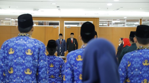 SEKRETARIS MAHKAMAH AGUNG MENGAMBIL SUMPAH JABATAN 25 PEGAWAI NEGERI SIPIL MAHKAMAH AGUNG