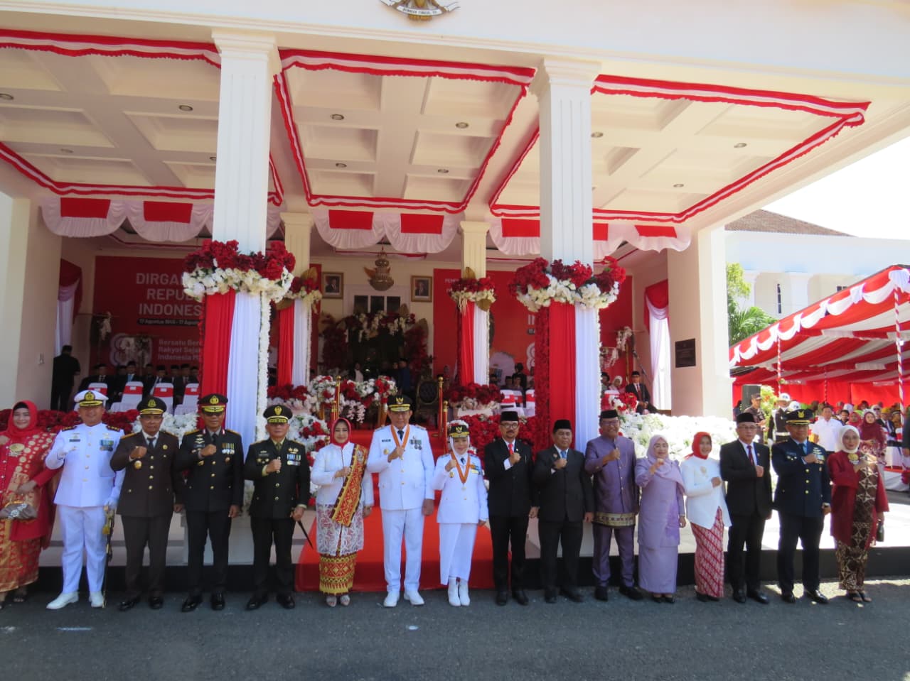 Momentum Detik-Detik Proklamasi HUT RI ke-80, Ketua Pengadilan Tinggi Gorontalo Hadiri Upacara di Rumah Dinas Gubernur