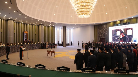 JUDA AGUNG UCAP SUMPAH JABATAN SEBAGAI ANGGOTA DEWAN KOMISIONER OJK DI HADAPAN KETUA MA