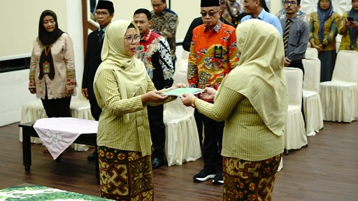 Serah Terima Jabatan Ketua Cabang Dharmayukti Karini Tilamuta dari Ny. Rahmanancy Jayadi Husain, S.E. kepada Ny. Kristiana Juliarti Mahendra, S.Psi., Disaksikan Ketua Daerah Dharmayukti Karini Provinsi Gorontalo
