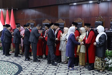 SINERGI LEMBAGA YUDIKATIF, PIMPINAN MA HADIRI LAPORAN TAHUNAN MK TAHUN 2025