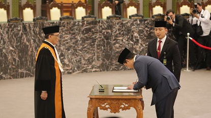 THOMAS DJIWANDONO UCAP SUMPAH JABATAN SEBAGAI DEPUTI GUBERNUR BI DI HADAPAN KETUA MA