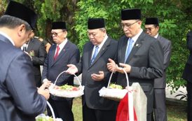 ZIARAH DAN TABUR BUNGA DI TMP KALIBATA, SAMBUT HUT KE-73 TAHUN IKAHI