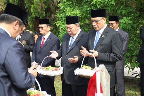 ZIARAH DAN TABUR BUNGA DI TMP KALIBATA, SAMBUT HUT KE-73 TAHUN IKAHI